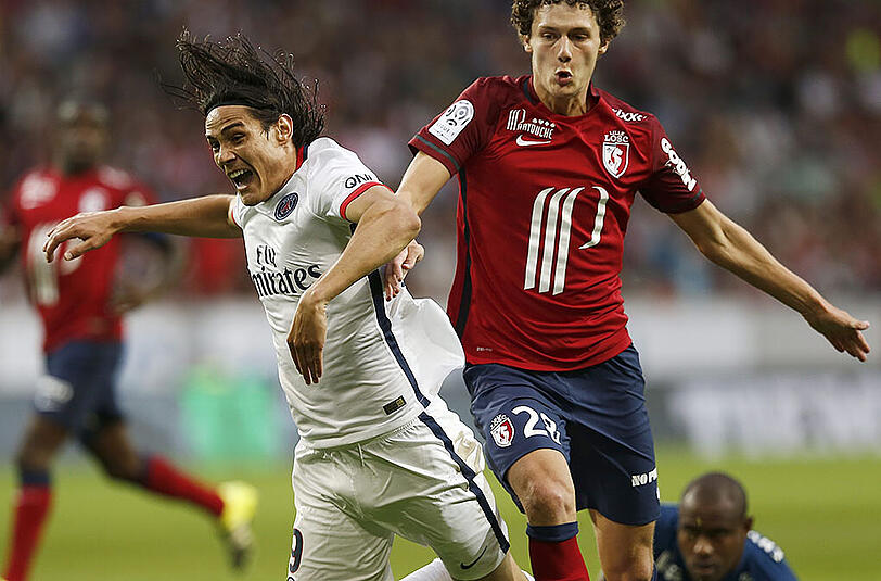 Benjamin Pavard vom OSC Lille (rechts) im Duell mit Edinson Cavani von Paris St. Germain.