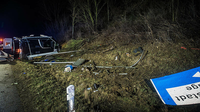 Der Fahrer des Kleintransporters wurde aus seinem Fahrzeug geschleudert und verstarb noch vor Ort. Die Bilder von der A9.