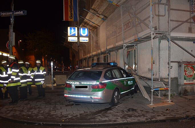 Das Polizeiauto landete nach dem Crash in einem Baugerüst.