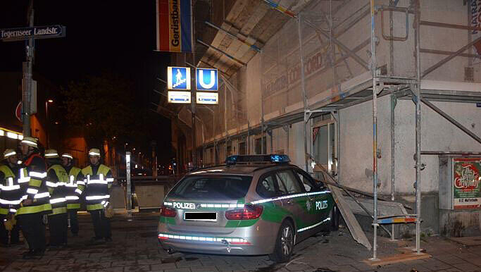 Das Polizeiauto landete nach dem Crash in einem Baugerüst. Das Polizeiauto landete nach dem Crash in einem Baugerüst.