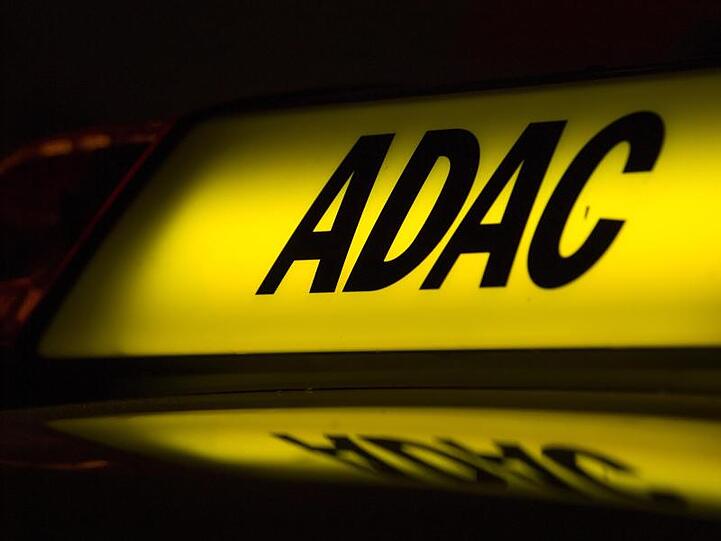 Die Abkürzung "ADAC" leuchtet auf einem Fahrzeug. (Symbolbild)
