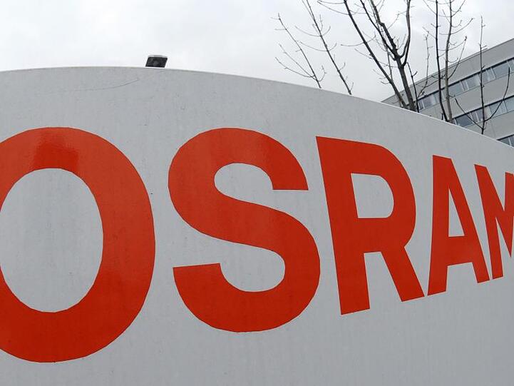 Der Schriftzug von Osram steht vor dem Firmengelände in Regensburg (Oberpfalz). Foto: Armin Weigel/Archiv