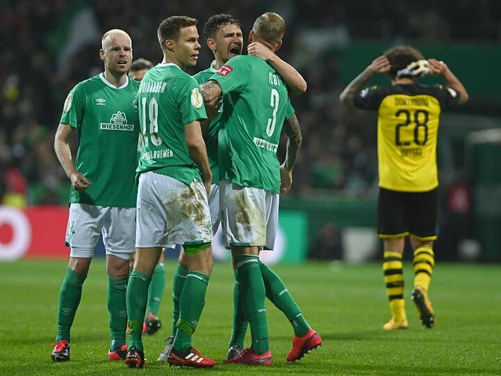 Werder Bemens Spieler (l) freuen sich nach dem Spiel über den Heimerfolg gegen den BVB.