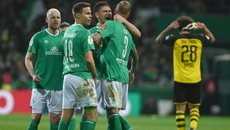 Werder Bemens Spieler (l) freuen sich nach dem Spiel über den Heimerfolg gegen den BVB. Werder Bemens Spieler (l) freuen sich nach dem Spiel über den Heimerfolg gegen den BVB.
