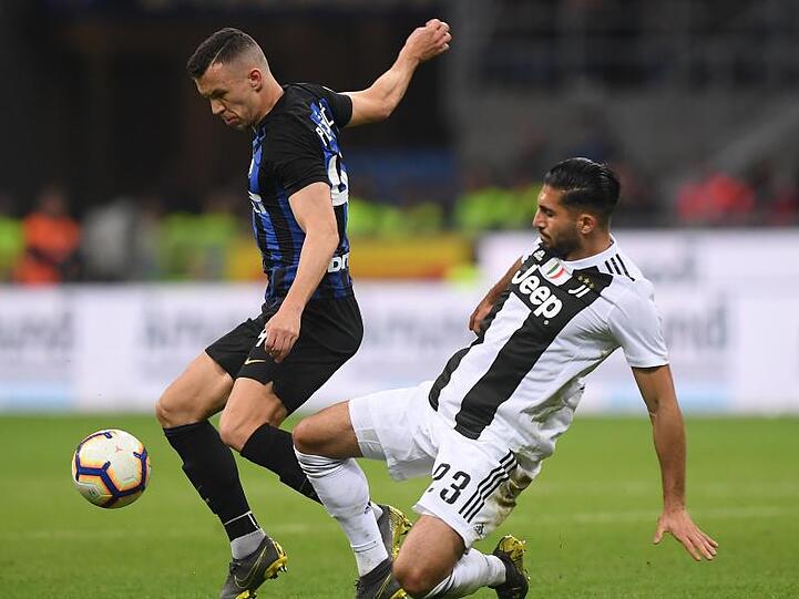 Ivan Perisic (l) von Inter kämpft mit Emre Can von Juventus um den Ball. Foto: Alberto Lingria/XinHua/Archivbild