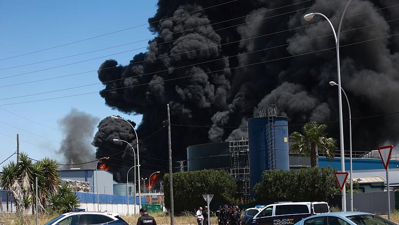 Der Brand brach in einem Industriegebiet südöstlich der Touristenmetropole Sevilla aus. Der Wind dürfte die Rauchwolke jedoch von der Großstadt weg Richtung Osten treiben.