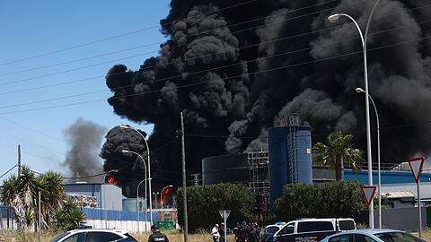 Der Brand brach in einem Industriegebiet südöstlich der Touristenmetropole Sevilla aus. Der Wind dürfte die Rauchwolke jedoch von der Großstadt weg Richtung Osten treiben.