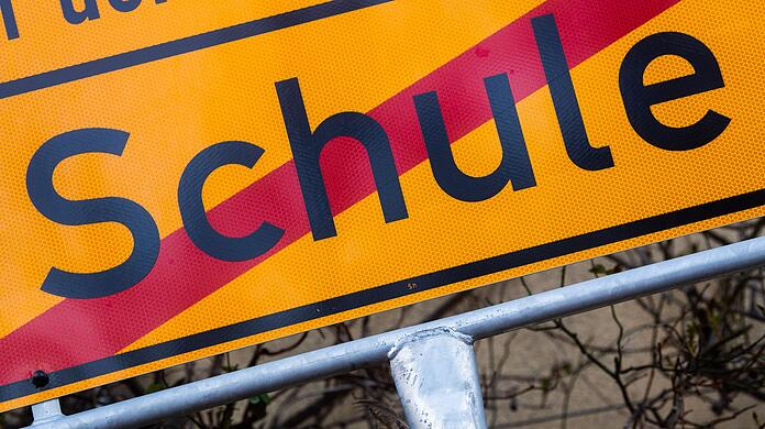 Soll ins Gef&auml;ngnis, wer die Schule schw&auml;nzte? (Symbolbild)