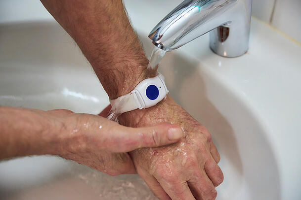 H&auml;ndewaschen ist kein Problem: Dieser Hausnotruf ist wasserfest.