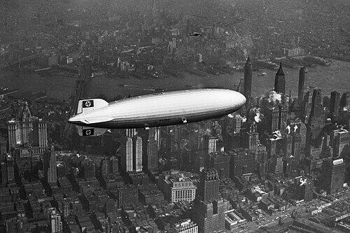 Die "Hindenburg" 1937 über Manhattan, kurz bevor sie verbrannte.