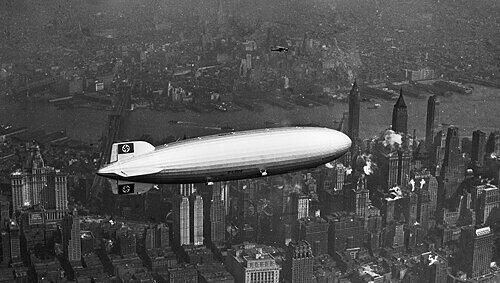 Die "Hindenburg" 1937 über Manhattan, kurz bevor sie verbrannte. Die "Hindenburg" 1937 über Manhattan, kurz bevor sie verbrannte.
