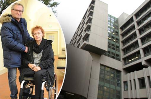 Martina Kilian und ihr Mann Josef am Münchner Landgericht: 2010 wurde ihr das rechte Bein amputiert, seitdem sitzt sie im Rollstuhl. Von Ärzten will sie jetzt Schmerzensgeld.
