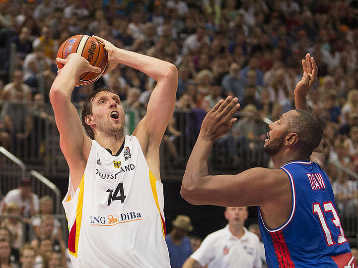 Dirk Nowitzki wirft beim Länderspiel gegen Frankreich