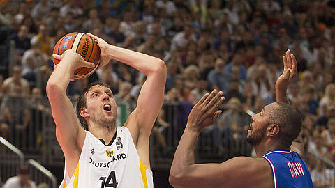 Dirk Nowitzki wirft beim Länderspiel gegen Frankreich