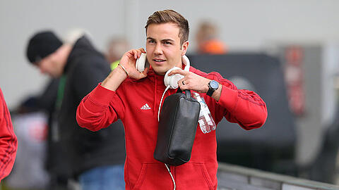Zuhörer und Zuschauer im Spiel des FC Bayern beim VfL Wolfsburg: Mario Götze.