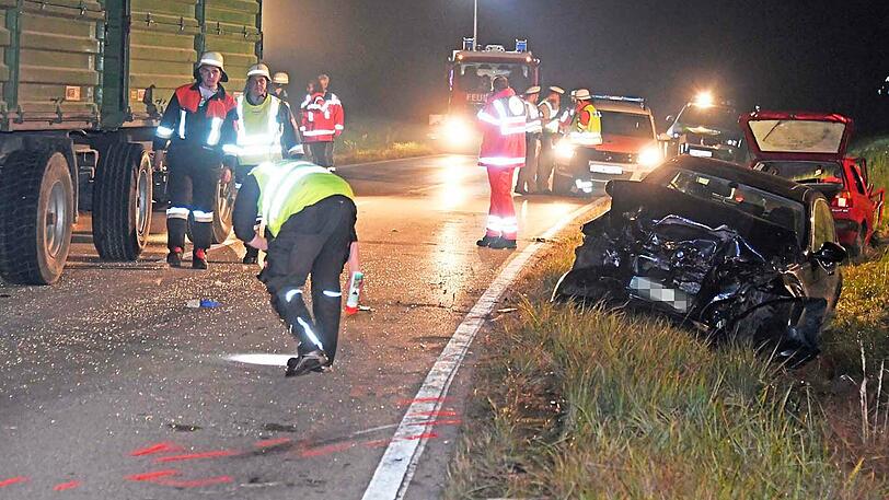 Beide Fahrzeuge wurden vollkommen zerstört, eine Frau starb, vier weitere Personen wurden teils schwer verletzt. Die Bilder vom Unfallort.