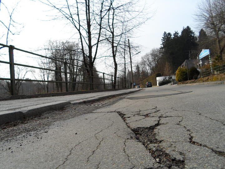 Bald ein großes Schlagloch: Der tiefe Riss in der Conwetzstraße direkt am Hinterbrühler See.