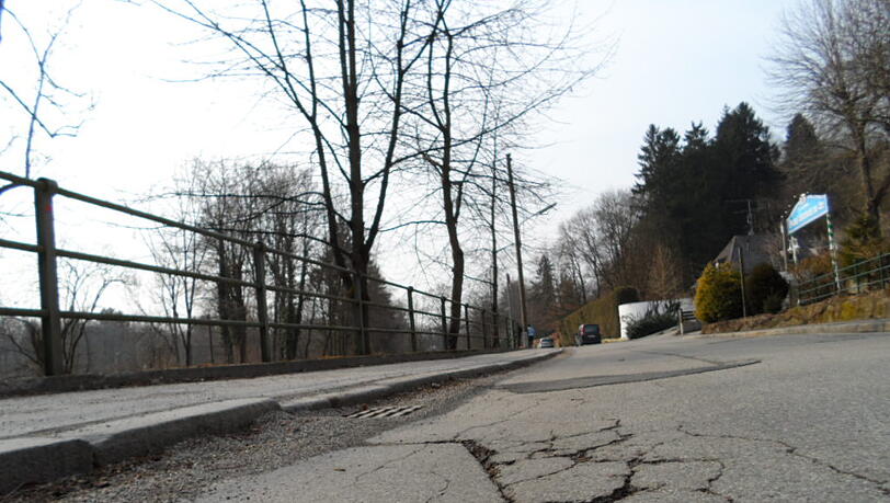 Bald ein großes Schlagloch: Der tiefe Riss in der Conwetzstraße direkt am Hinterbrühler See. Bald ein großes Schlagloch: Der tiefe Riss in der Conwetzstraße direkt am Hinterbrühler See.