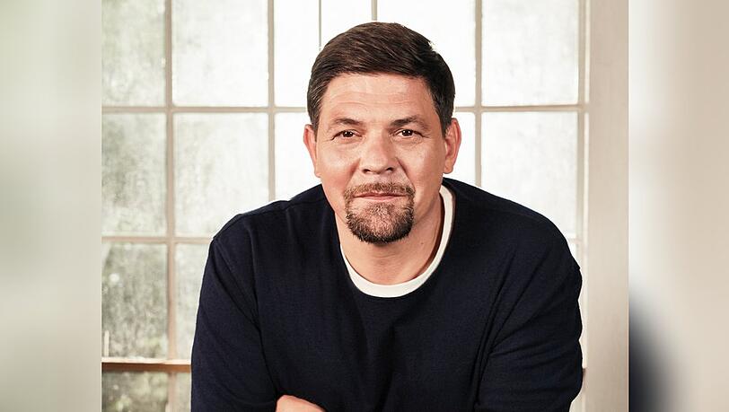 Tim Mälzer hat ein Buch zur Sendung "Kitchen Impossible" herausgebracht.