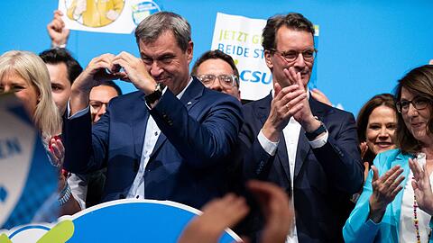 Die Ministerpräsidenten von Bayern und Nordrhein-Westfalen Markus Söder und Hendrik Wüst bei der CSU-Abschlusskundgebung im Löwenbräukeller in München.