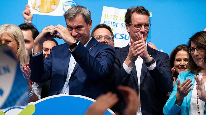 Die Ministerpräsidenten von Bayern und Nordrhein-Westfalen Markus Söder und Hendrik Wüst bei der CSU-Abschlusskundgebung im Löwenbräukeller in München. Die Ministerpräsidenten von Bayern und Nordrhein-Westfalen Markus Söder und Hendrik Wüst bei der CSU-Abschlusskundgebung im Löwenbräukeller in München.