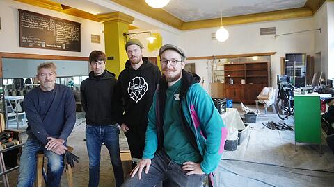Ihr neuer Laden: (v.l.) Christian Schaberl, der sich um den Umbau kümmert, Florian Klumpp (Saluki), Tilman Ludwig -Munzig (Tilmans Biere) und Maximilian Heisler.