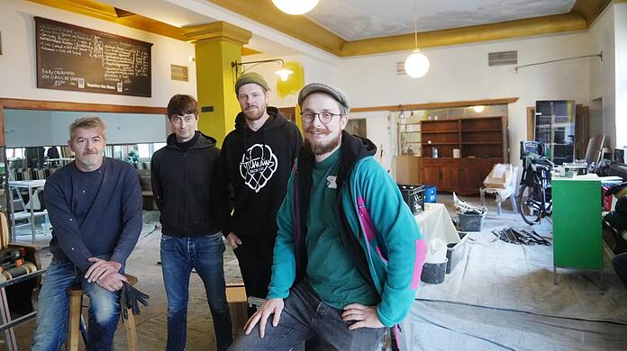 Ihr neuer Laden: (v.l.) Christian Schaberl, der sich um den Umbau kümmert, Florian Klumpp (Saluki), Tilman Ludwig -Munzig (Tilmans Biere) und Maximilian Heisler.