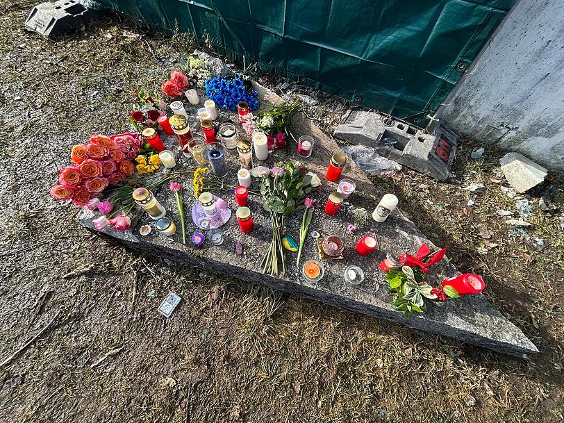 Das abgebrochene Mauerst&uuml;ck: An den Kerzen steht unter anderem "Wenn die Sonne des Lebens untergeht, leuchten die Sterne der Erinnerung".