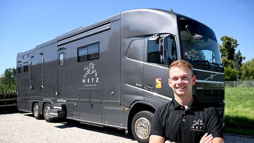 Ihr Zuhause auf zahlreichen Turnieren: Raphael Netz und Selina Söder werden im Turnier-Alltag zwangsläufig zu Campern - neben dem Wohnabteil bietet der LKW außerdem Platz für gleich sechs Pferde. Ihr Zuhause auf zahlreichen Turnieren: Raphael Netz und Selina Söder werden im Turnier-Alltag zwangsläufig zu Campern - neben dem Wohnabteil bietet der LKW außerdem Platz für gleich sechs Pferde.