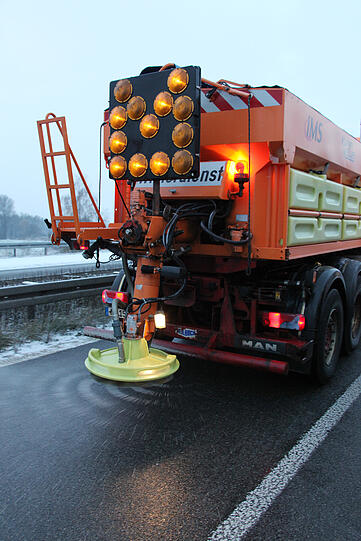 Winter in Bayern: Ein Streufahrzeug ist auf der A94 unterwegs