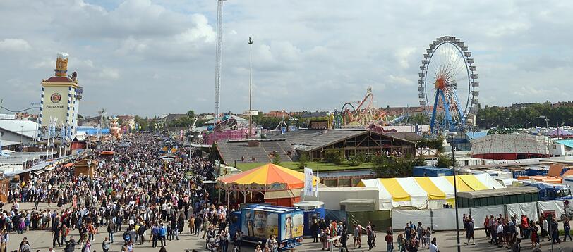 Auf der Wiesn geht?s wieder rund! Seit Samstag feiern die Münchner und Touristen auf der Wiesn. Die besten Wiesn-Bilder vom Samstag.