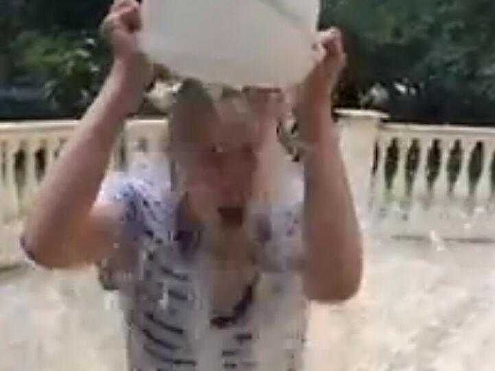 Larissa Marolt und die Eisdusche