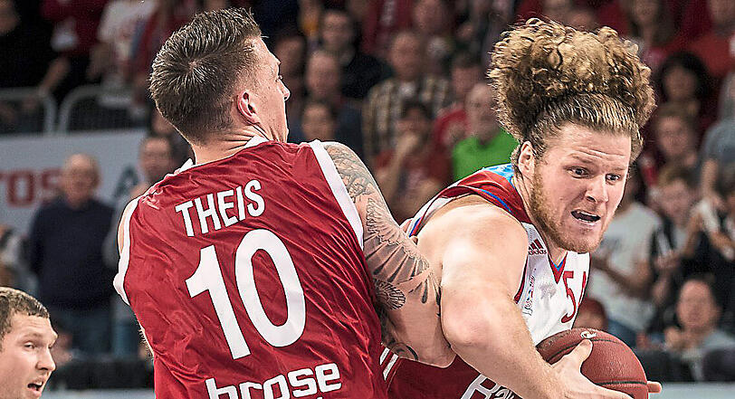 Im Duell mit Bambergs Daniel Theis: Bayerns Center John Bryant (rechts).