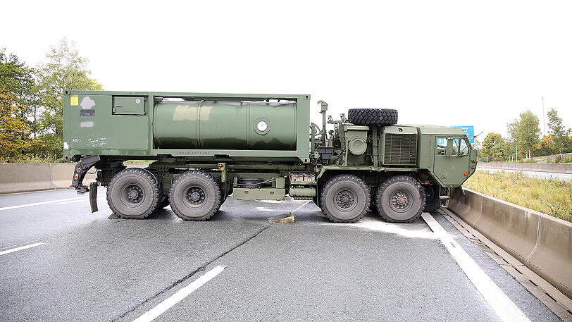 Ein kurioser Unfall der US Army legte am Samstag die A9 lahm. Die Bilder.