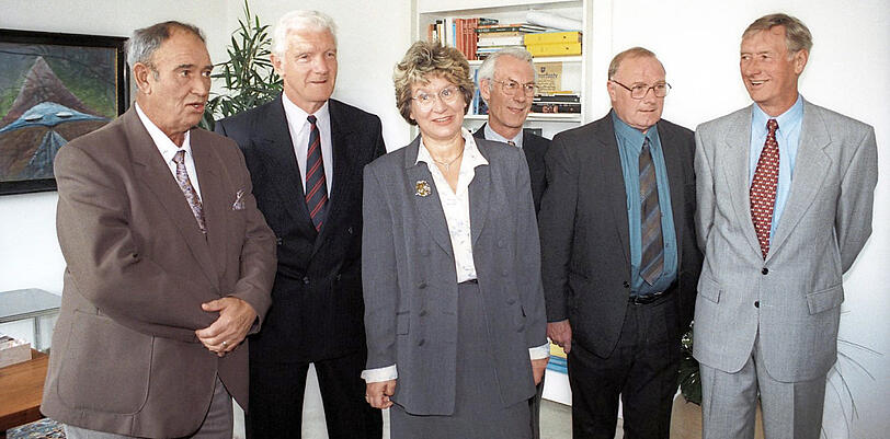 Bürgermeisterin Gertraud Burkert empfängt 1997 fünf der Überlebenden des Flugzeugabsturzes im Münchner Rathaus.