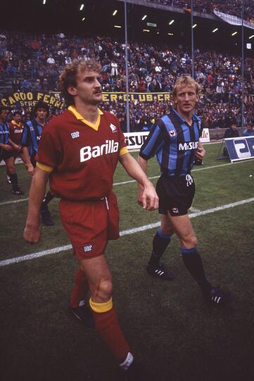 Heute trägt Rudi Völler (1980-1982 bei Sechzig) meist Dreitagebart. Mit Schnurrbart konnte sich der einstige DFB-Teamchef aber auch sehen lassen - wie im Dress der AS Rom.