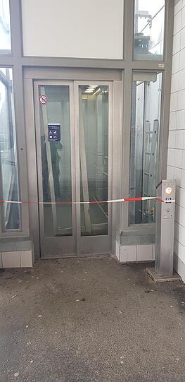 In diesem Aufzug am S-Bahnhof Hebertshausen wurden zuletzt mehrfach Personen eingesperrt.