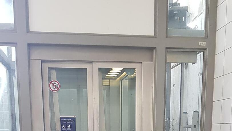 In diesem Aufzug am S-Bahnhof Hebertshausen wurden zuletzt mehrfach Personen eingesperrt. In diesem Aufzug am S-Bahnhof Hebertshausen wurden zuletzt mehrfach Personen eingesperrt.