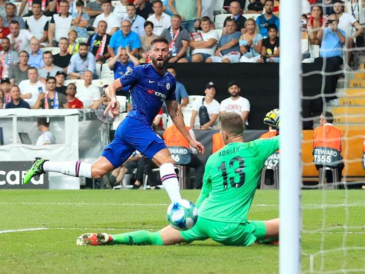 Olivier Giroud (l) lässt Liverpool-Keeper Adrian keine Chance und trifft zum 1:0 für Chelsea.