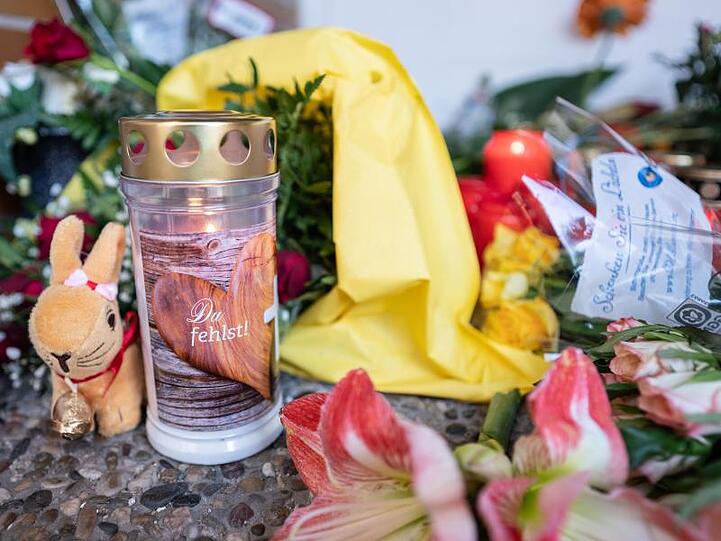 Trauer in Frankfurt: Blumen und Kerzen sind in Gedenken an das verstorbene Kind am Eingang zu der Kindertagesstätte abgelegt worden.