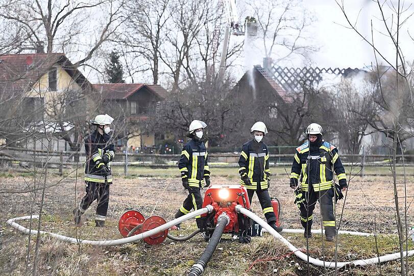 Trotz des schnellen Eingreifens der Feuerwehren brannte der Dachstuhl komplett aus.