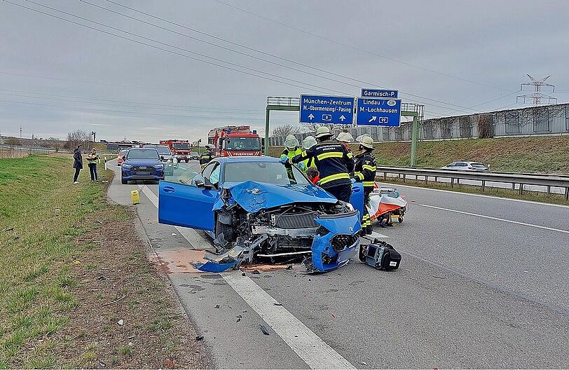 Die Berufsfeuerwehr München sicherte die Unfallstelle auf der A8 ab.