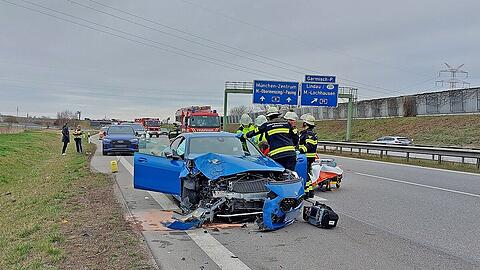 Die Berufsfeuerwehr München sicherte die Unfallstelle auf der A8 ab.