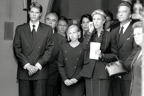 Abschied von einer ungewöhnlichen Frau: Tochter, Enkel und Schwiegersöhne nach der Beisetzungsfeier von Grete Schickedanz am 26. Juli 1994 in der Fürther St-Paul-Kirche. Von rechts: Wolfgang Bühler, Ehefrau Madeleine, die Kinder Caroline und Matthias, dahinter Hans Dedi.