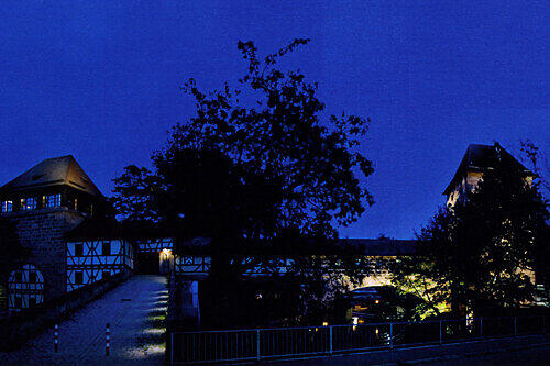 Stimmungvoll in Licht getaucht: die Wehranlage und der Pegnitz-Einfluss an der Agnesbrücke zwischen Tratzenzwinger (links) und Marientorturm (rechts).
