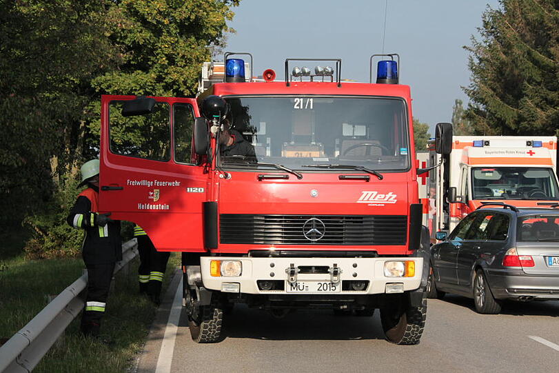 Zwischen Mühldorf und München kommt ein Münchner Fahrer von der Straße ab und fährt in eine Baumgruppe. Danach stürzt das Auto vier Meter tief. Wie schwer der Fahrer verletzt wird, ist unklar.
