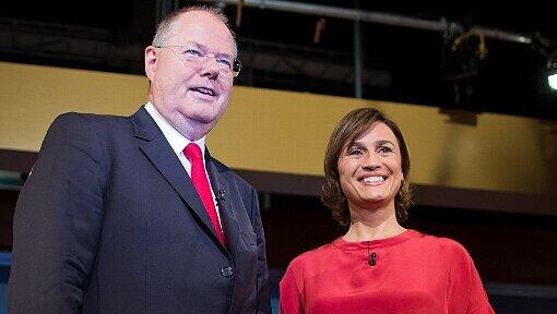 Peer Steinbrück und ARD-Moderatorin Sandra Maischberger im Studio Peer Steinbrück und ARD-Moderatorin Sandra Maischberger im Studio