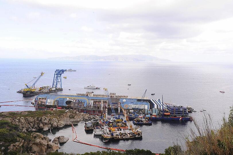 Die aufwendige Bergungsaktion der havarierten "Costa Concordia" ist angelaufen. Ganz langsam richtet sich das Kreuzfahrtschiff auf. Die Bilder von der spektakulären Bergung.