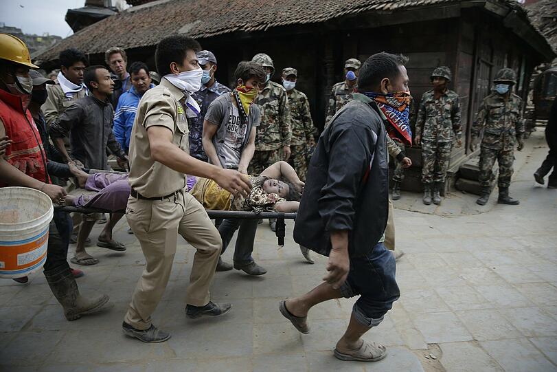 Ausnahmezustand in Kathmandu: Nach dem schwersten Erdbeben seit über 80 Jahren wurde in Nepal der Notstand ausgerufen. Die erschütternden Bilder.