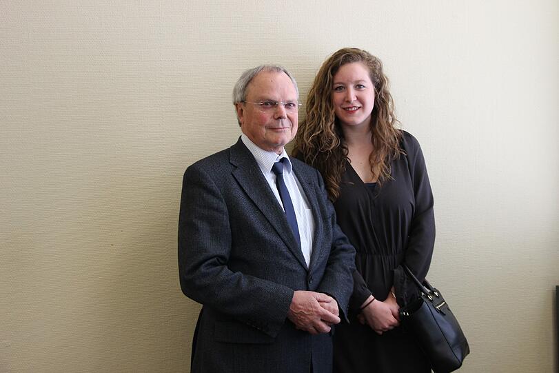 Strahlt wieder: Kathryn D. mit ihrem Anwalt Eckhart Müller.